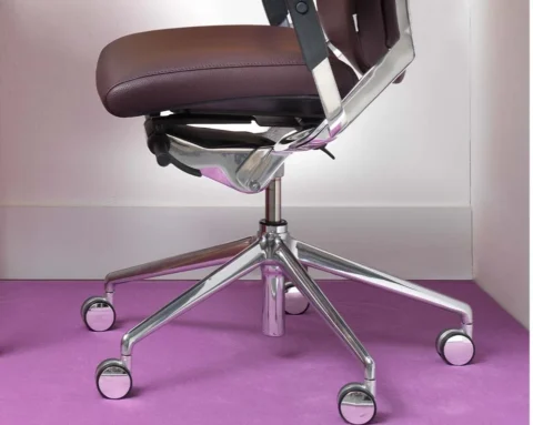 Executive office chair with a die cast aluminium structure