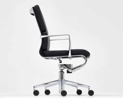 Medium back executive chair in black leather