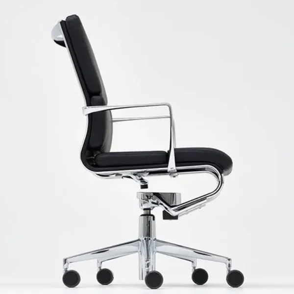 Medium back executive chair in black leather