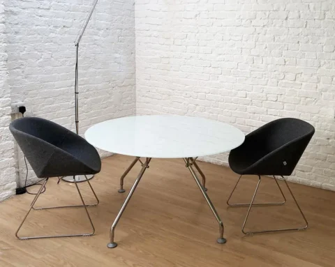 Round meeting table in white glass to seat 4
