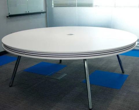 6 seater round white lacquered table with cable management