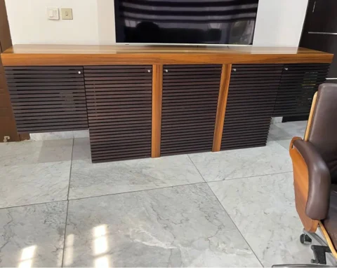 Long executive sideboard in walnut and dark brown wood