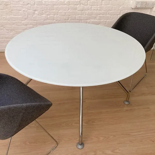 Stylish round table in white glass to seat 4
