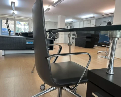 Modern executive office chair with die cast aluminium arms
