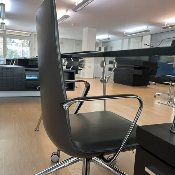 Modern executive office chair with die cast aluminium arms